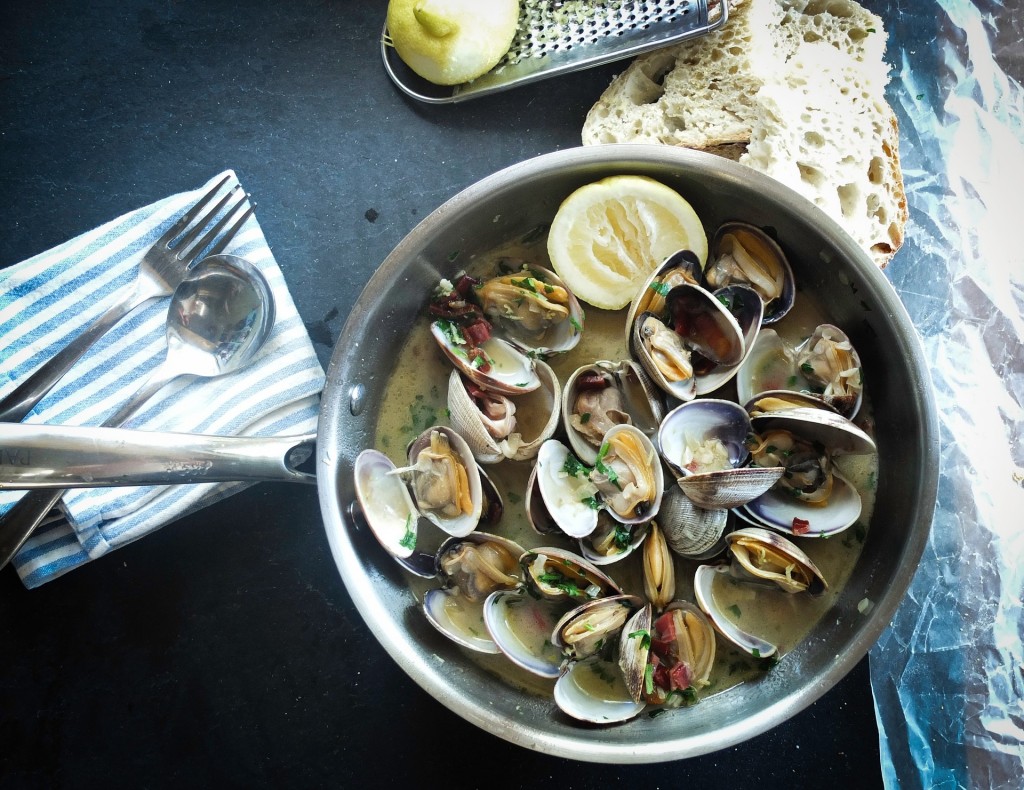 Muscheln mit Sardellen in Weißweinsoße